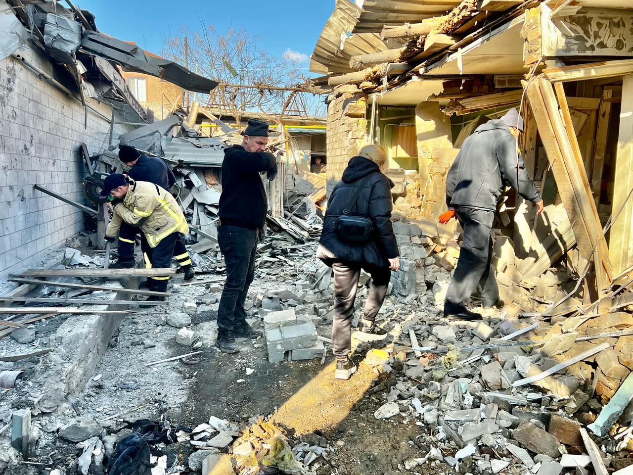 Последствия утреннего удара по Херсону. Фото: Херсонская ОВА